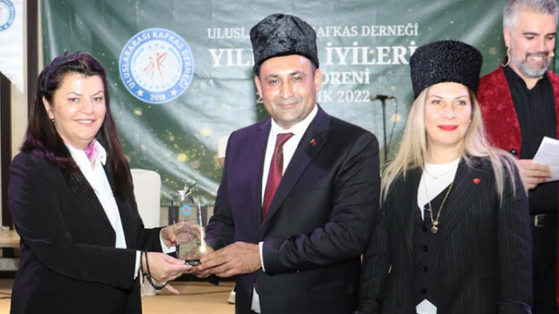 ÇERKESLERDEN BAŞKAN YILMAZ’A, “YILIN EN BAŞARILI BELEDİYE BAŞKANI” ÖDÜLÜ