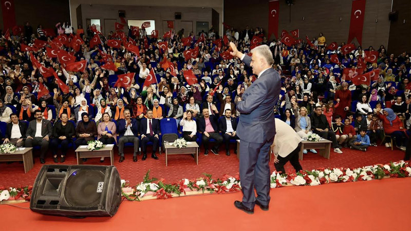 Öz: “Kadınların büyük desteği ve dualarıyla geliyoruz”