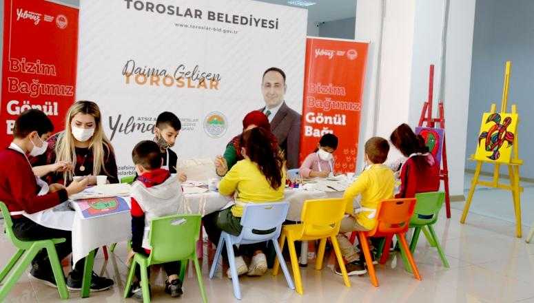 ÇOCUKLARIN YARATICILIKLARI RENGARENK BOYALARLA TANIŞIYOR